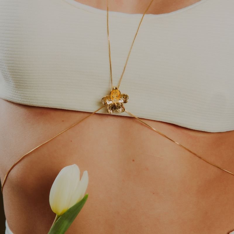 BODY CHAIN FLOR BANHADO A OURO 18K