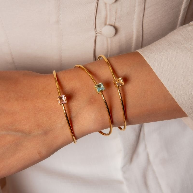 BRACELETE COM PEDRA QUADRADA CHAMPANHE DOURADO FOLHEADO