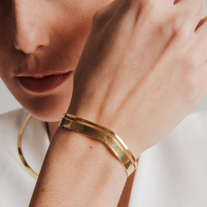 BRACELETE DUO VAZADO EM V DOURADO FOLHEADO