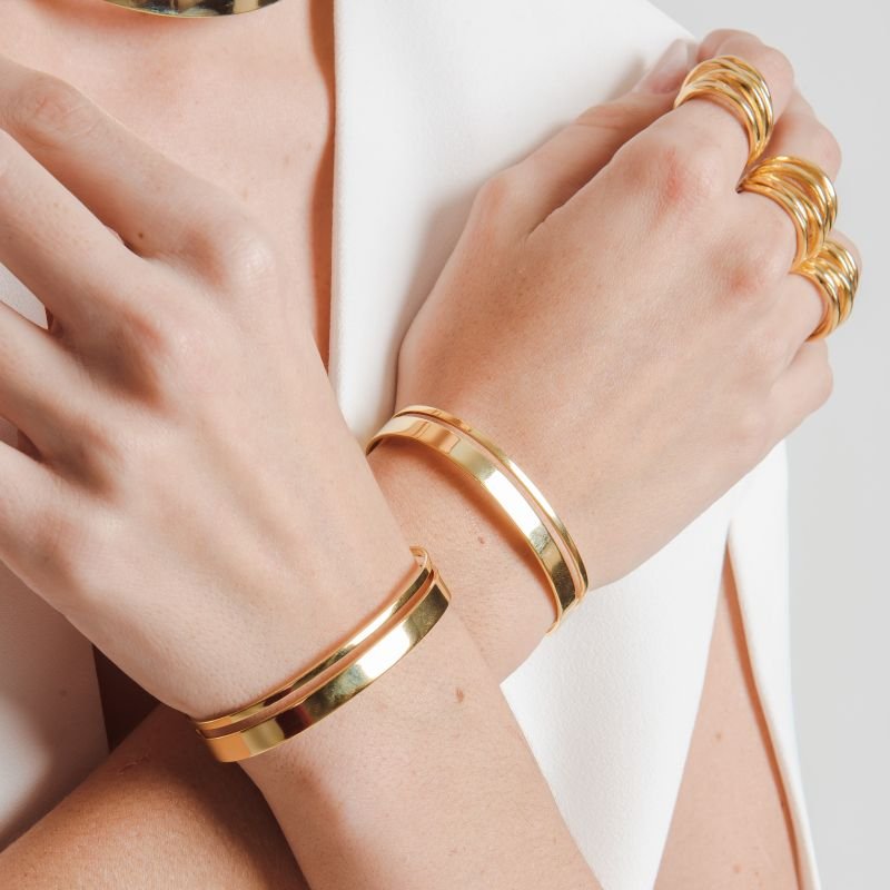 BRACELETE LISO COM FIO VASADO BANHADO A OURO 18K