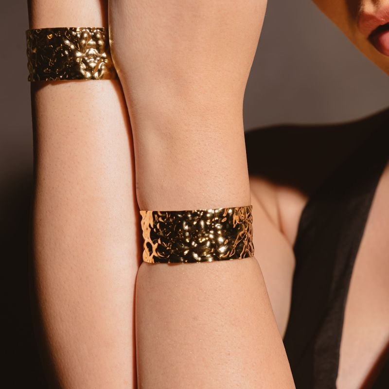 BRACELETE MARTELADO 25MM BANHADO A OURO 18K