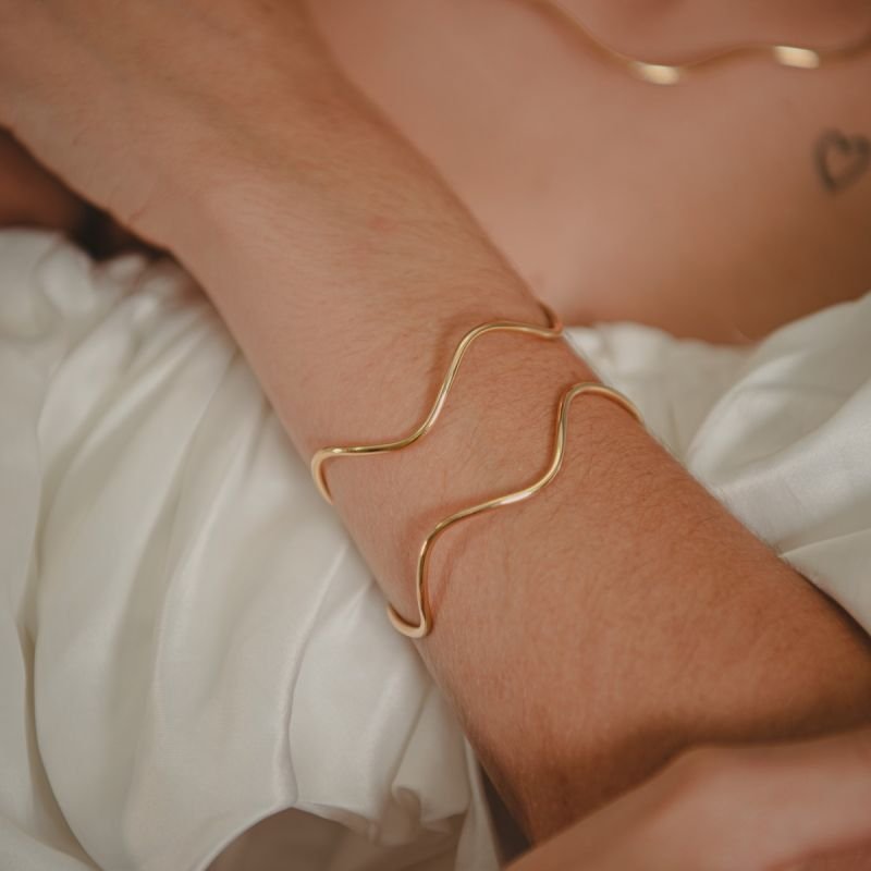 BRACELETE ONDULADO DOURADO FOLHEADO