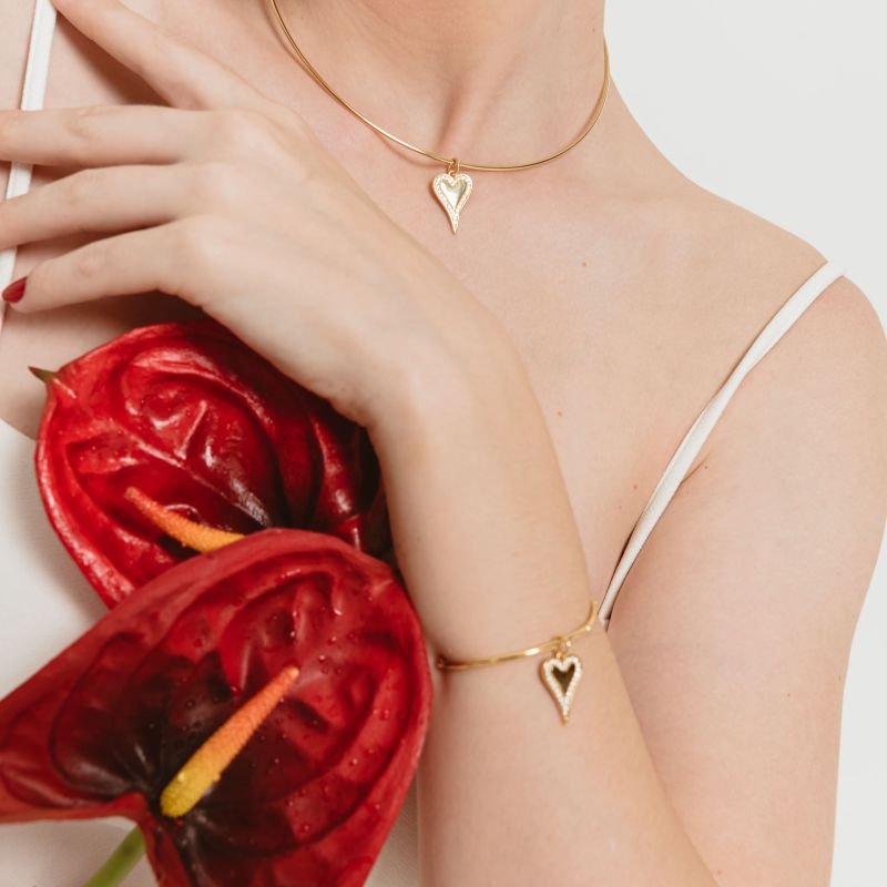 BRACELETE RIGIDA CORAÇÃO ALONGADO ZIRCÔNIA DOURADO FOLHEADO