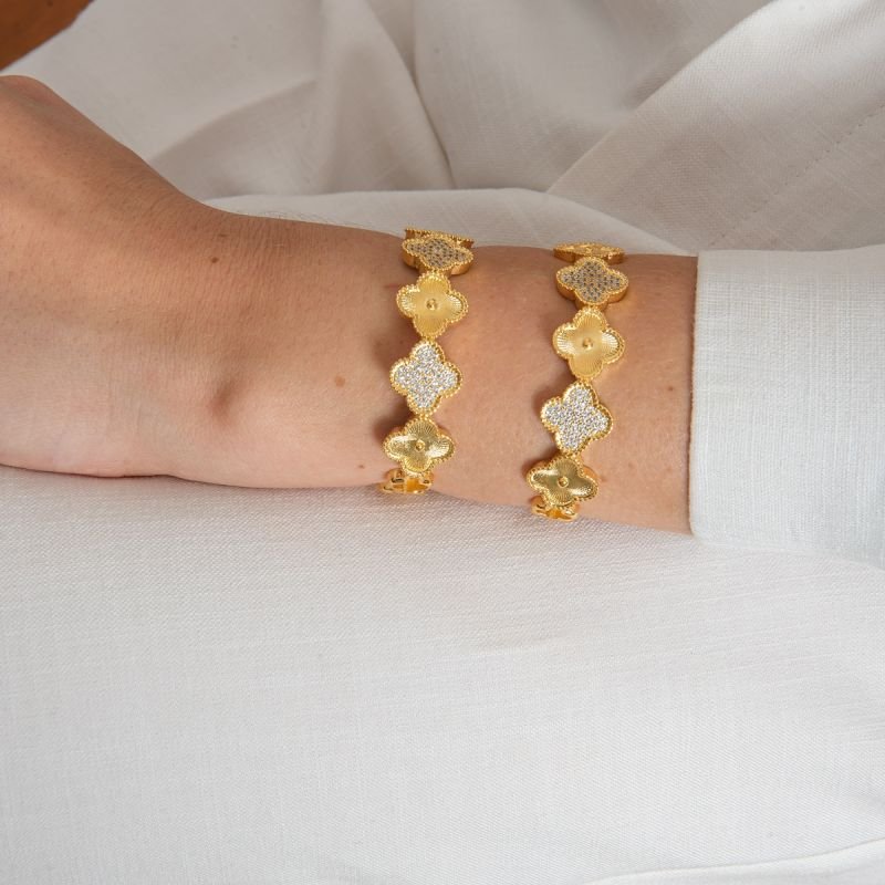 BRACELETE RÍGIDO TREVOS DETALHADOS DOURADO FOLHEADO