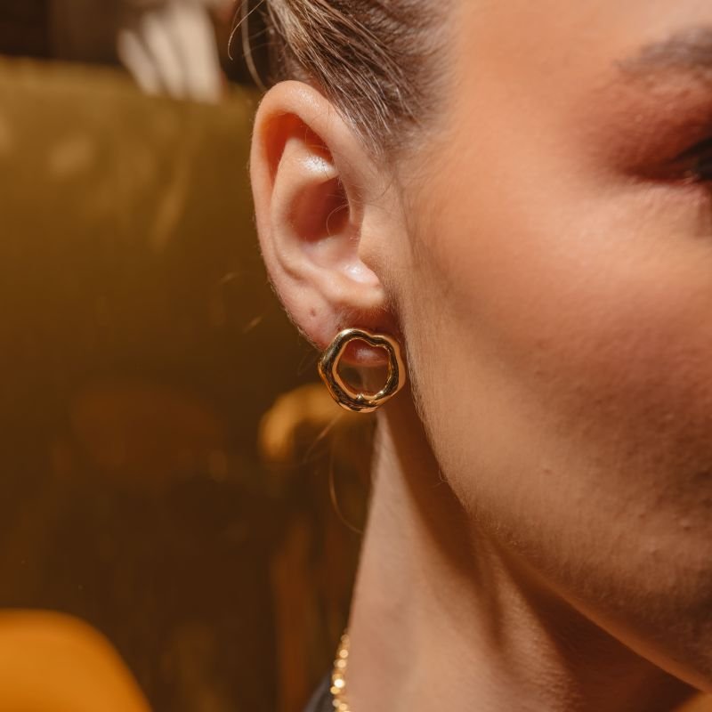 BRINCO ABSTRATO CIRCULAR M DOURADO FOLHEADO