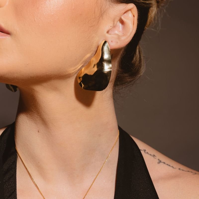 BRINCO ABSTRATO MIND BANHADO A OURO 18K