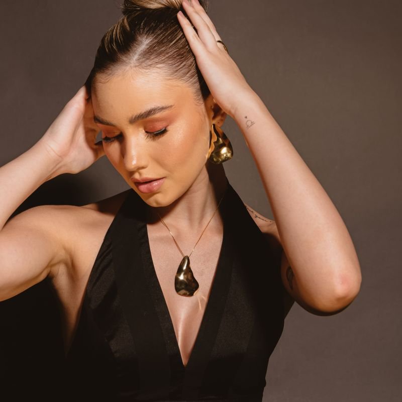 BRINCO ABSTRATO MIND BANHADO A OURO 18K