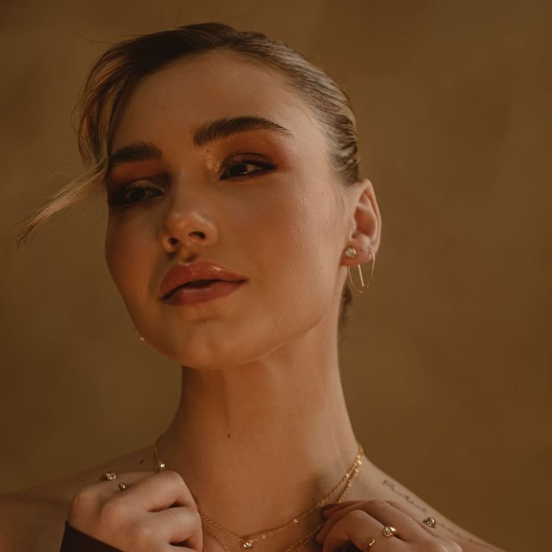 BRINCO ALFINETE PONTO DE LUZ DOURADO FOLHEADO