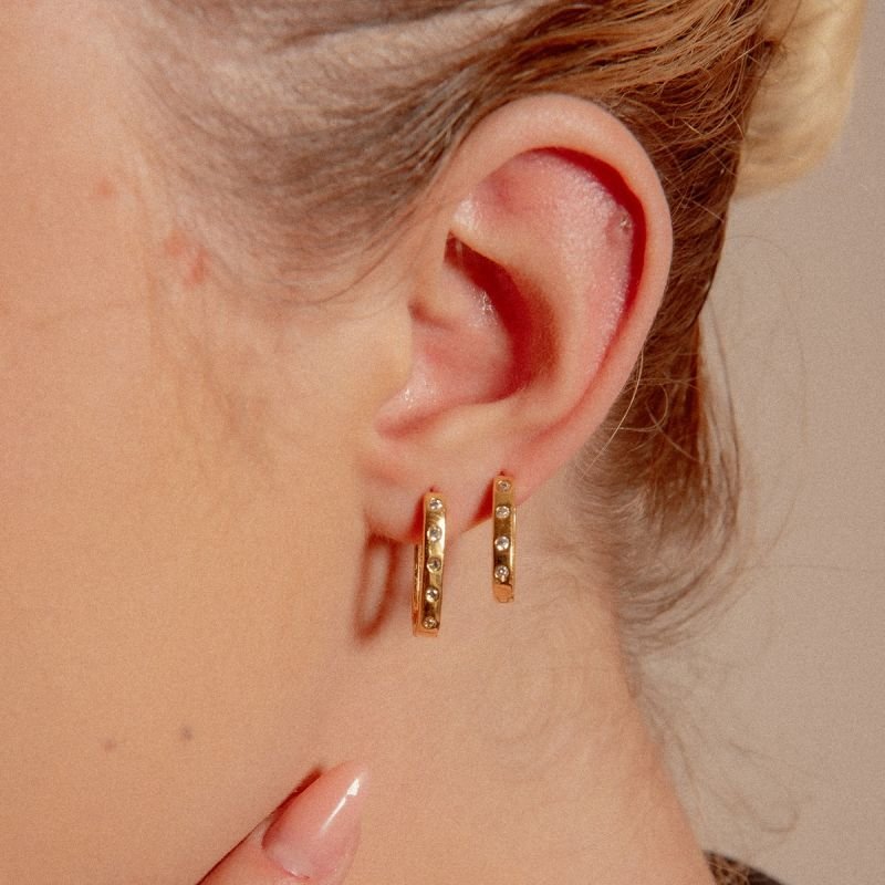 BRINCO ARGOLA RETANGULAR CARTI ZIRCÔNIA M DOURADO FOLHEADO