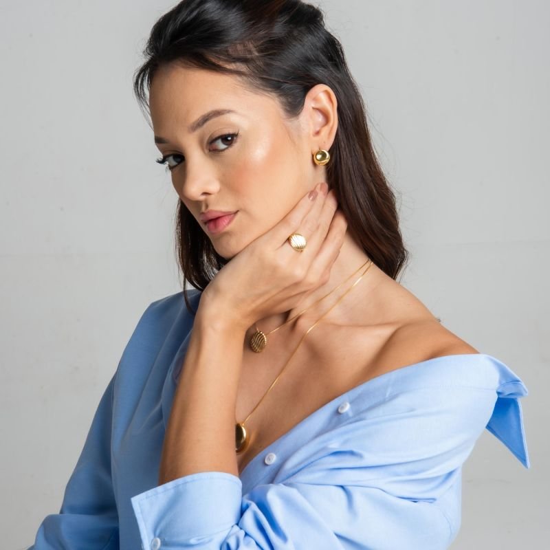 BRINCO ASSIMÉTRICO BANHADO A OURO 18K