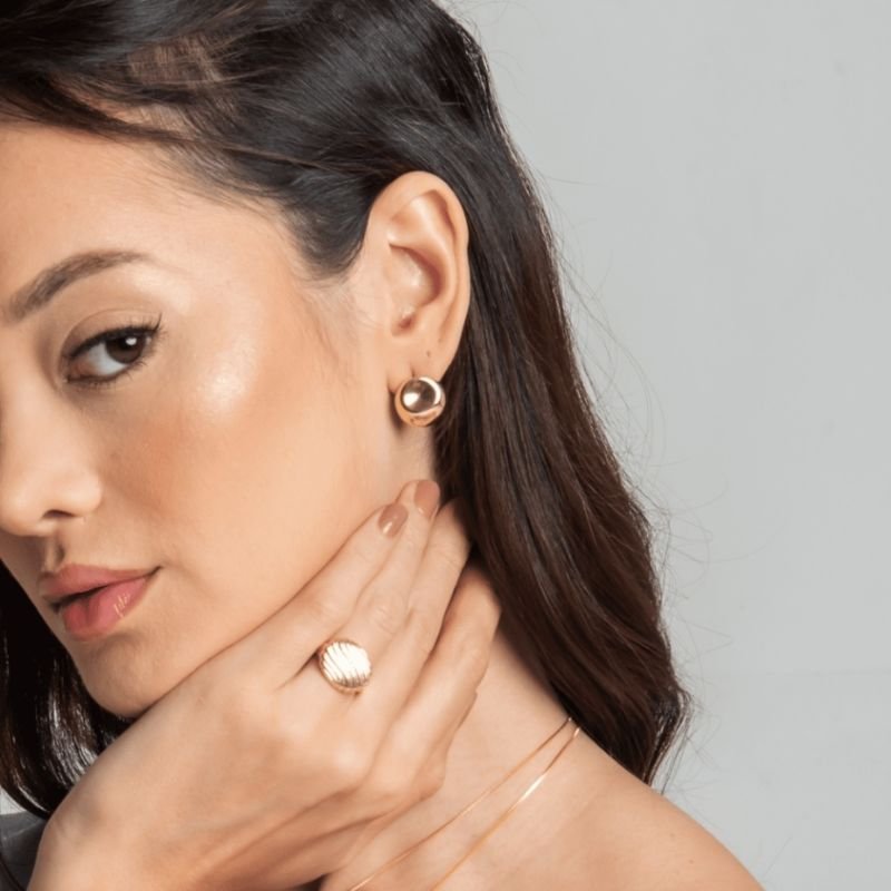 BRINCO ASSIMÉTRICO BANHADO A OURO 18K