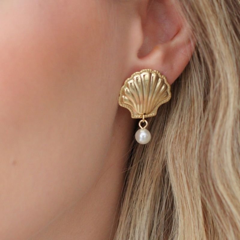 BRINCO ASTRA CONCHA PÉROLA BANHADO A OURO 18K