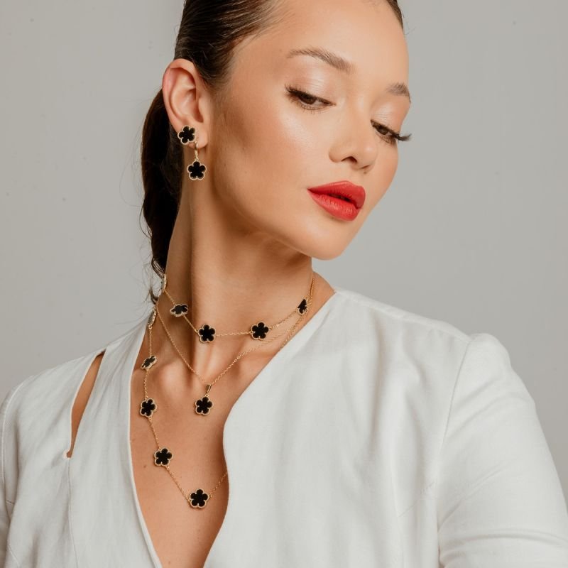 BRINCO BLUME BLACK 14MM DOURADO FOHEADO