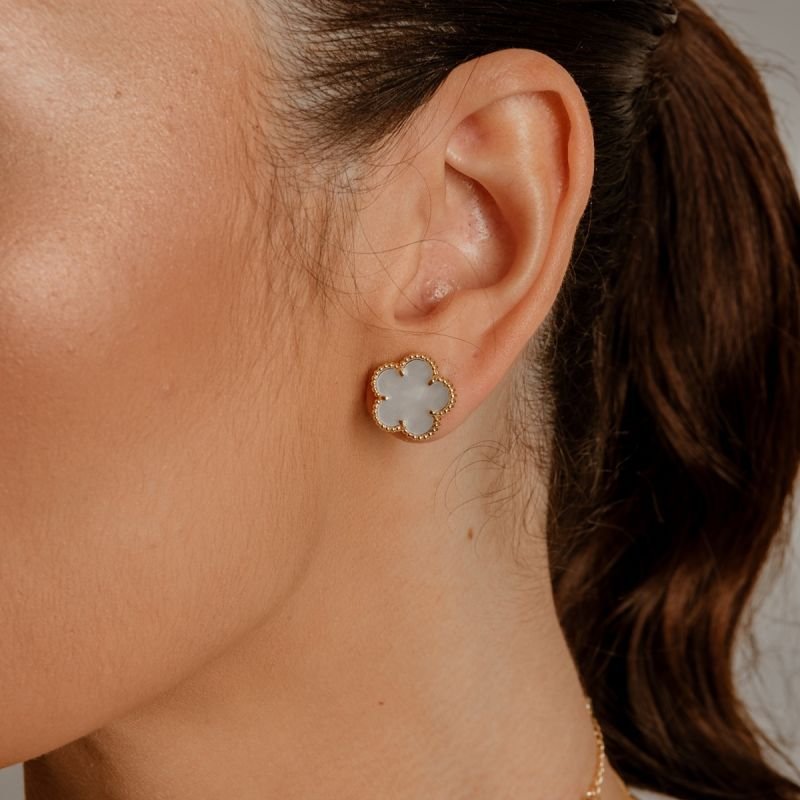 BRINCO BLUME BRANCA 14MM BANHADO A OURO 18K