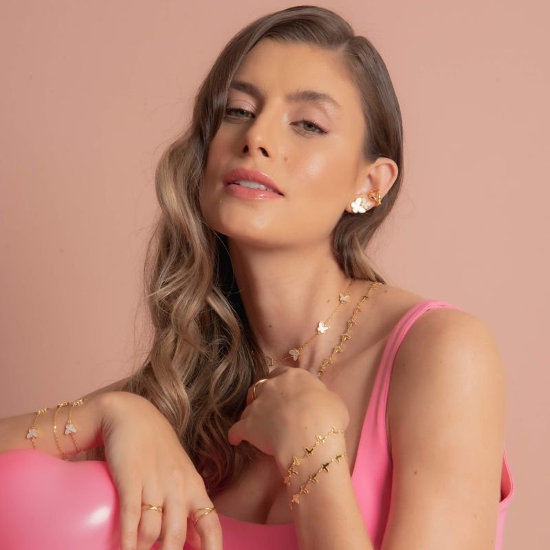 BRINCO BORBOLETA OFF WHITE 14MM BANHADO A OURO 18K