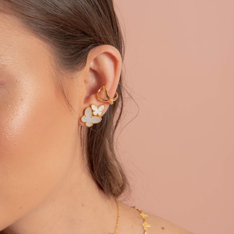 BRINCO BORBOLETA OFF WHITE 8MM BANHADO A OURO 18K