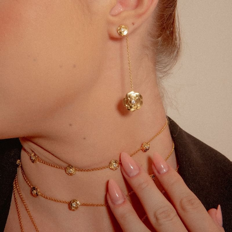 BRINCO CAMÉLIA COM ZIRCÔNIA NA CORRENTE BANHADO A OURO 18K