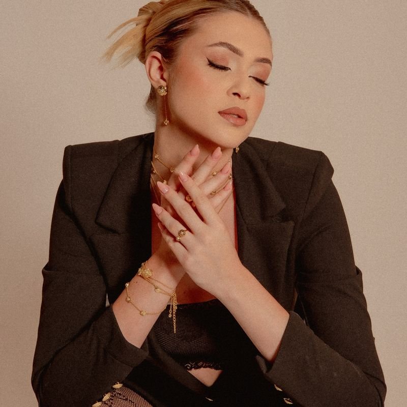 BRINCO CAMÉLIA COM ZIRCÔNIA NA CORRENTE BANHADO A OURO 18K