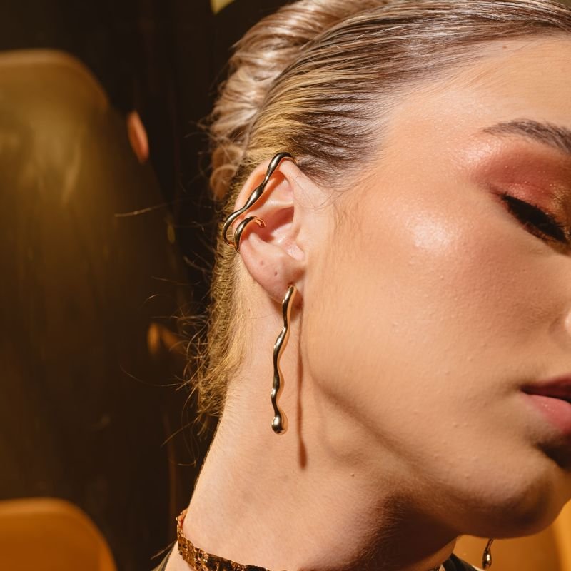 BRINCO CASCATA ABSTRATA BANHADO A OURO 18K