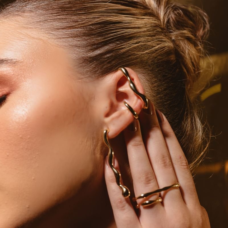 BRINCO CASCATA ABSTRATA BANHADO A OURO 18K