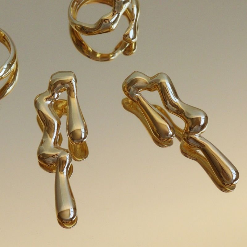 BRINCO COM SETE ONDULAÇÕES DOURADO FOLHEADO