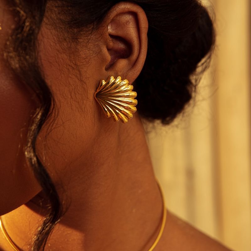 BRINCO CONCHA PACIFIC BANHADO A OURO 18K