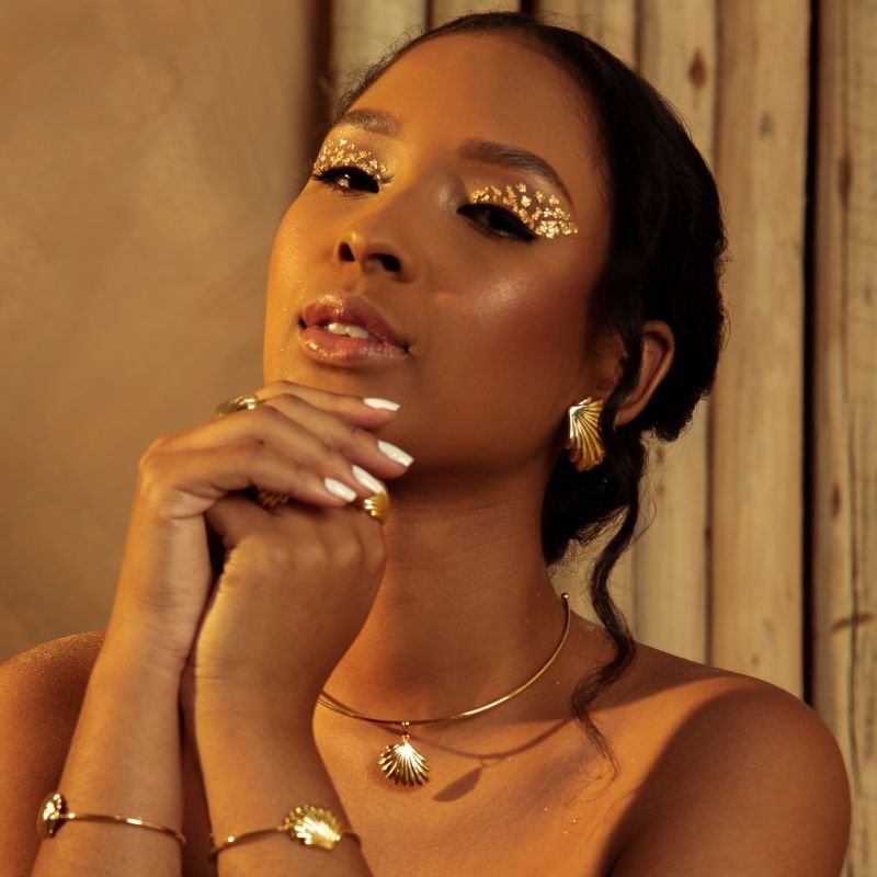 BRINCO CONCHA PACIFIC BANHADO A OURO 18K