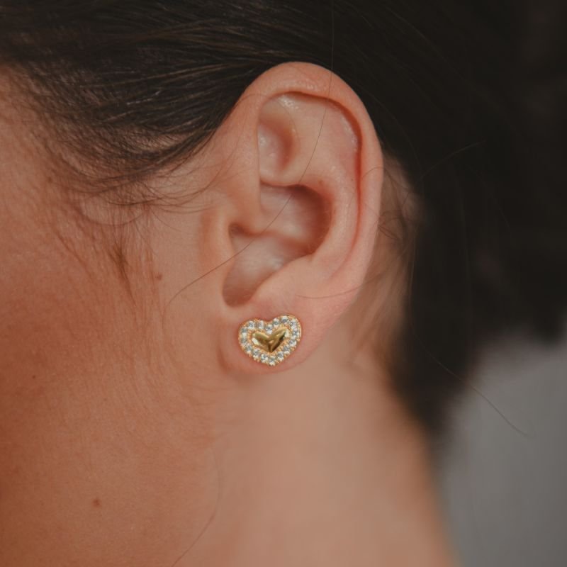BRINCO CORAÇÃO COM BORDA DE ZIRCÔNIA BANHADO A OURO 18K