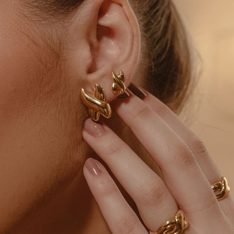 BRINCO DESIGN X MEDIO BANHADO A OURO 18K