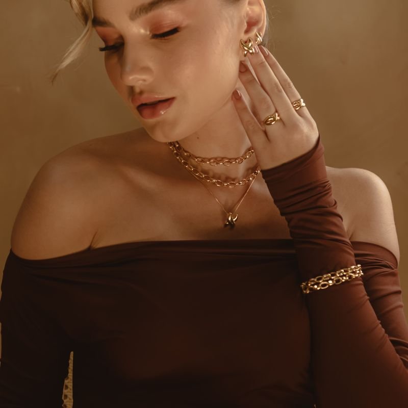 BRINCO DESIGN X MEDIO BANHADO A OURO 18K