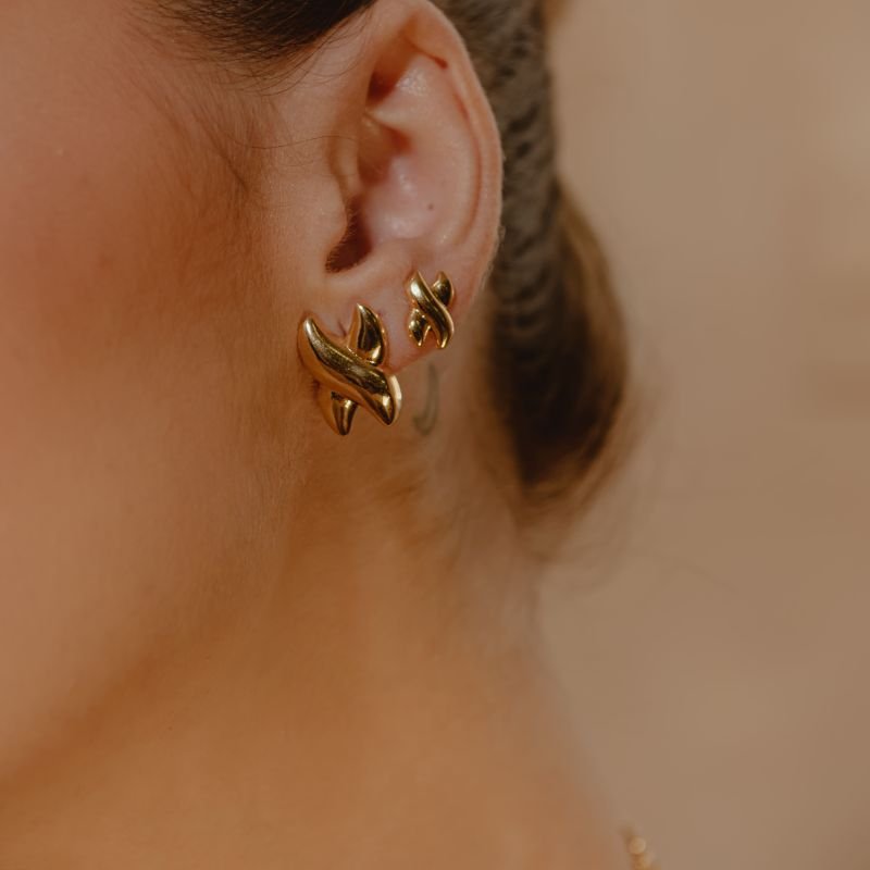 BRINCO DESIGN X PEQUENO BANHADO A OURO 18K