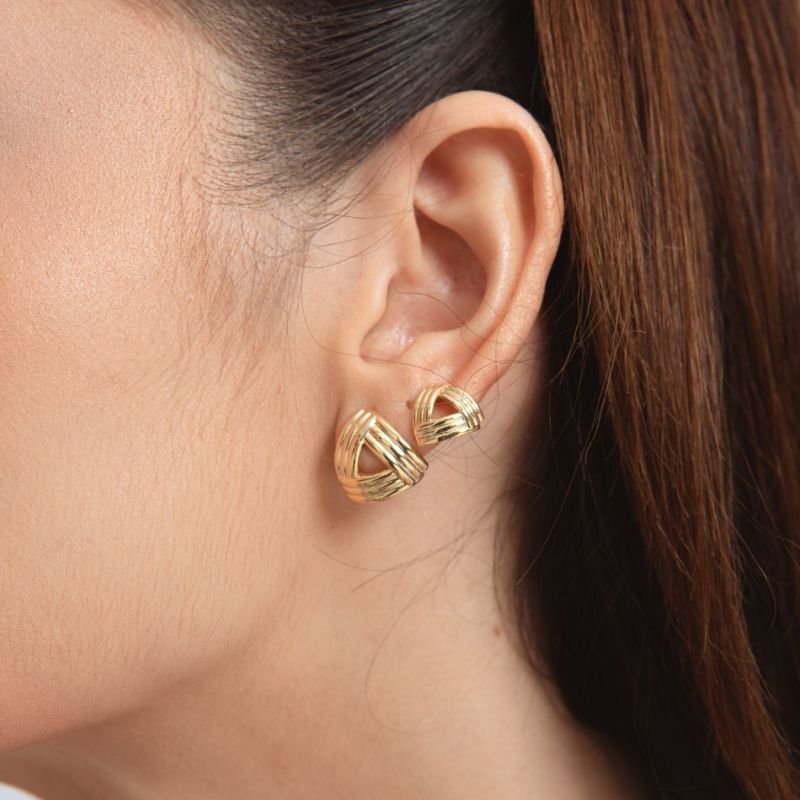 BRINCO DOMÍNIO TRIANGULAR M BANHADO A OURO 18K