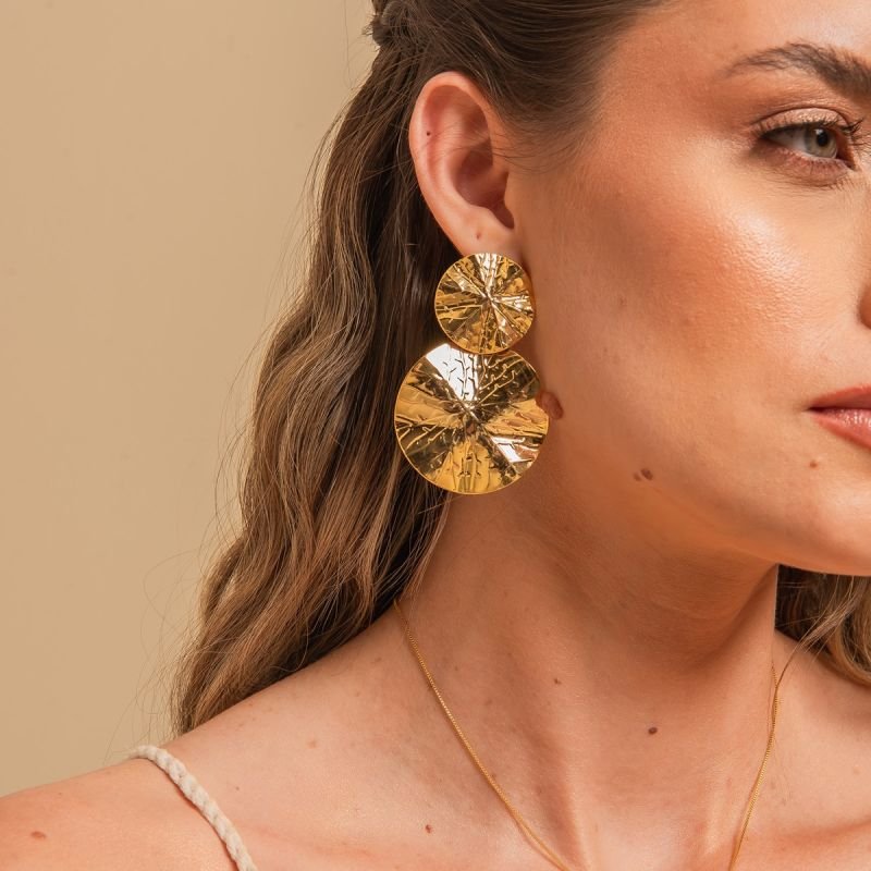BRINCO DUPLA ALGA DETALHADA DOURADO FOLHEADO