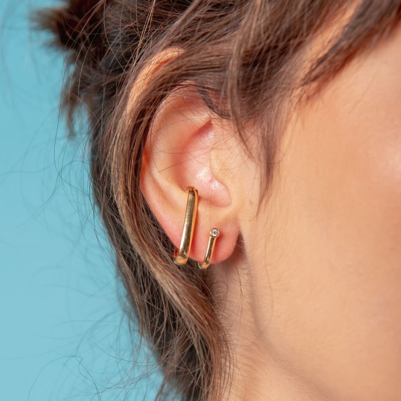 BRINCO EAR HOOK DUPLO COM PONTO DE LUZ DOURADO FOLHEADO