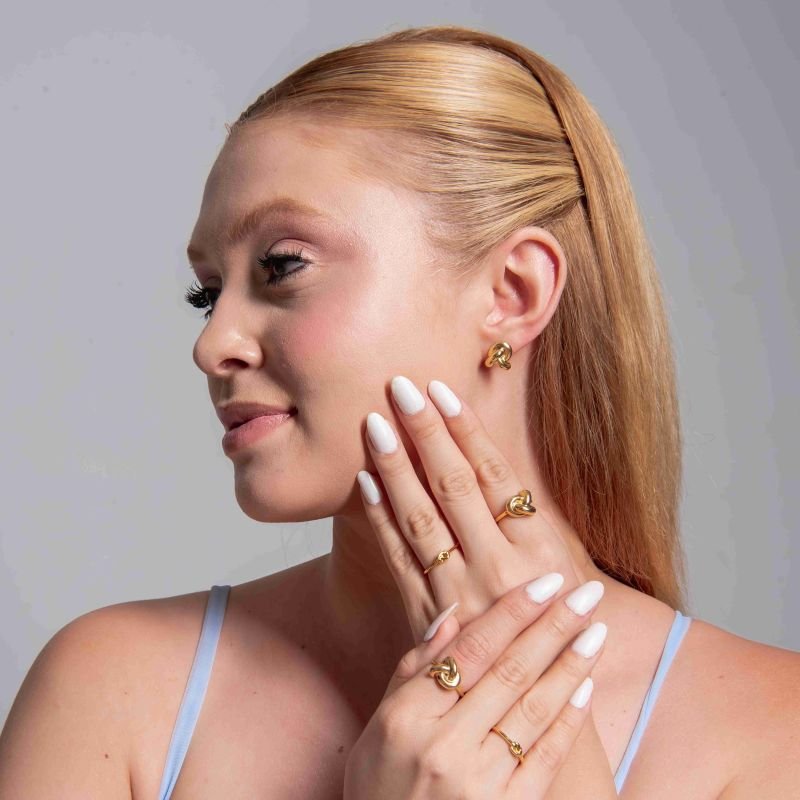 BRINCO EM NÓ BANHADO A OURO 18K