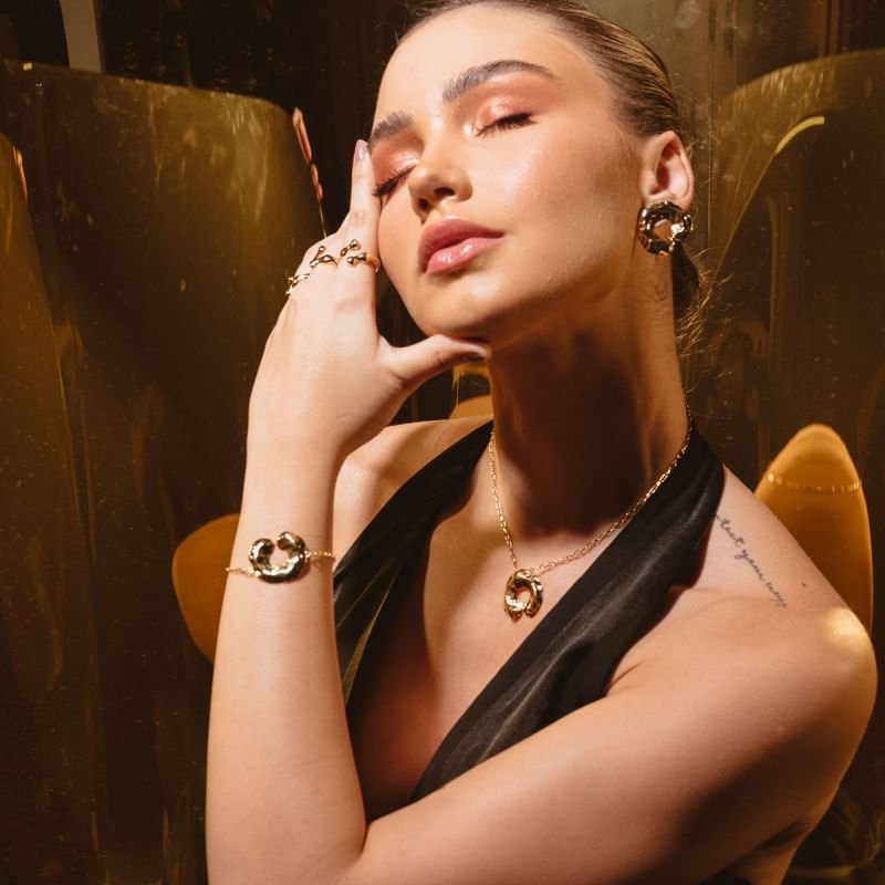 BRINCO ENCONTRO ABSTRATO BANHADO A OURO 18K
