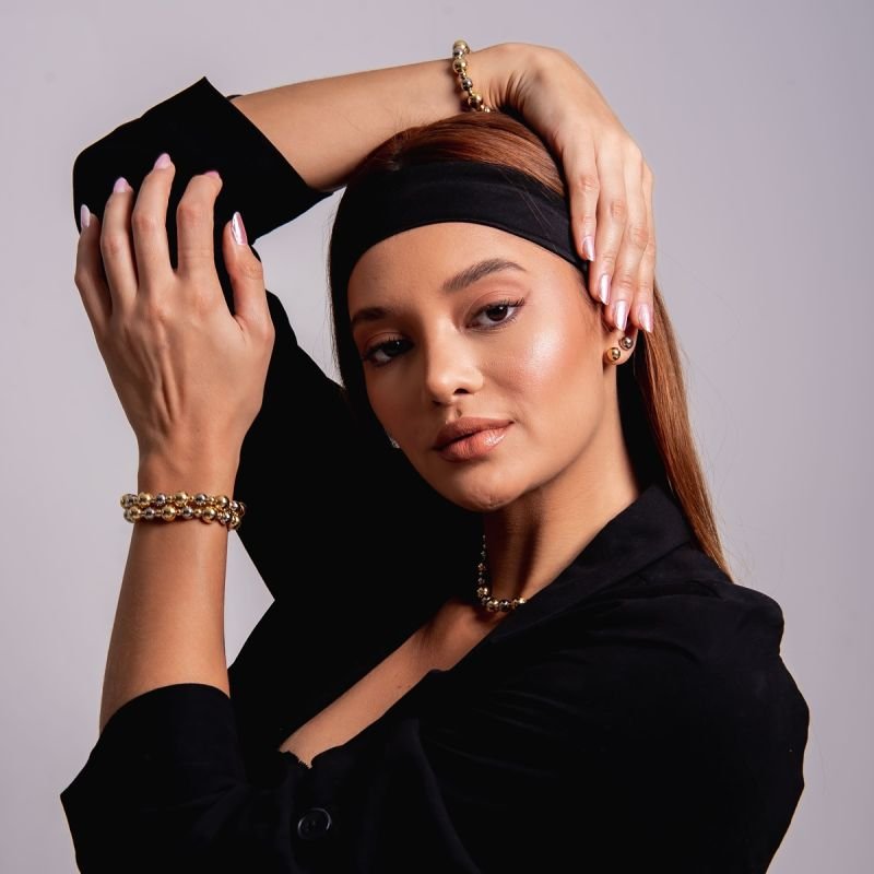 BRINCO ESFERA PP BANHADO A OURO 18K