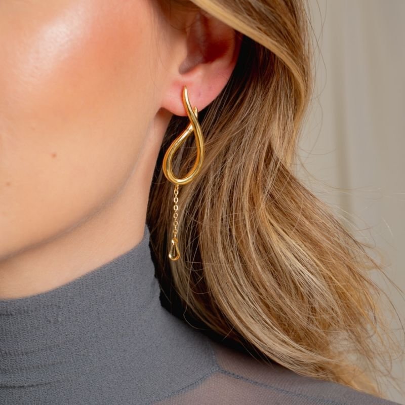 BRINCO ESSENZA GOTA BANHADO A OURO 18K