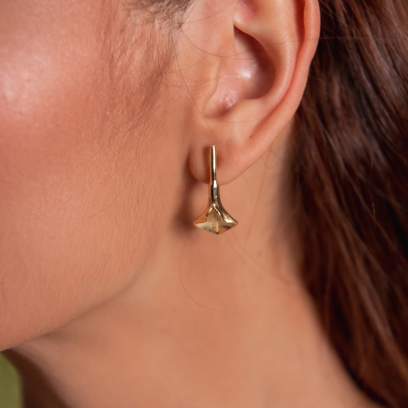 BRINCO FLOR CALLA BANHADO A OURO 18K