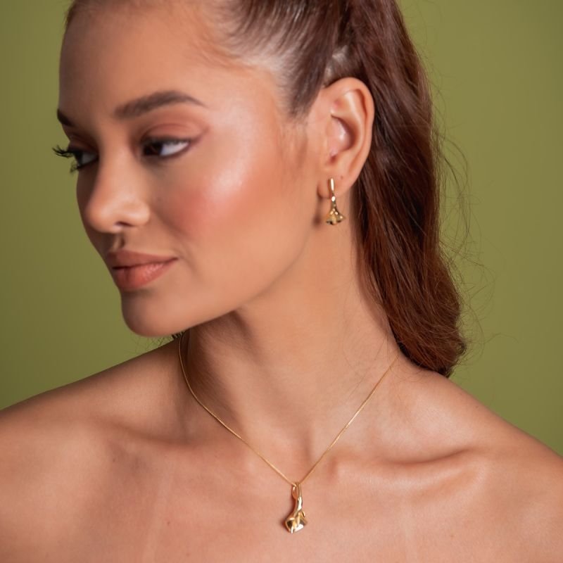 BRINCO FLOR CALLA BANHADO A OURO 18K