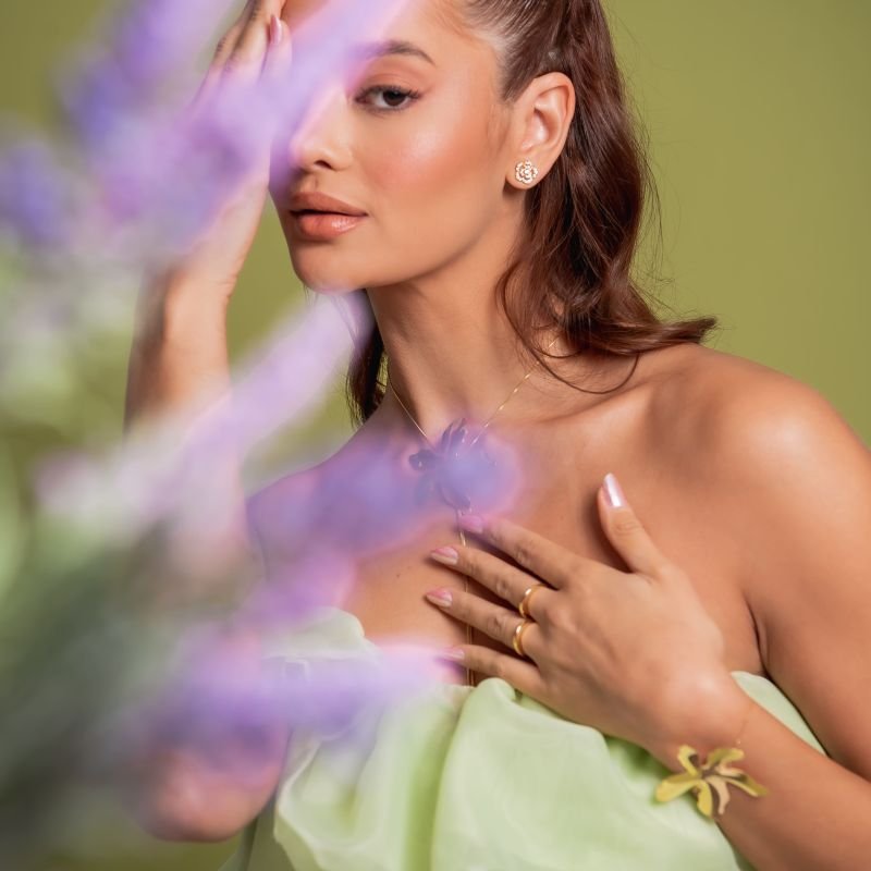 BRINCO FLOR CAVEJADA DE ZIRCONIA DOURADO FOLHEADO