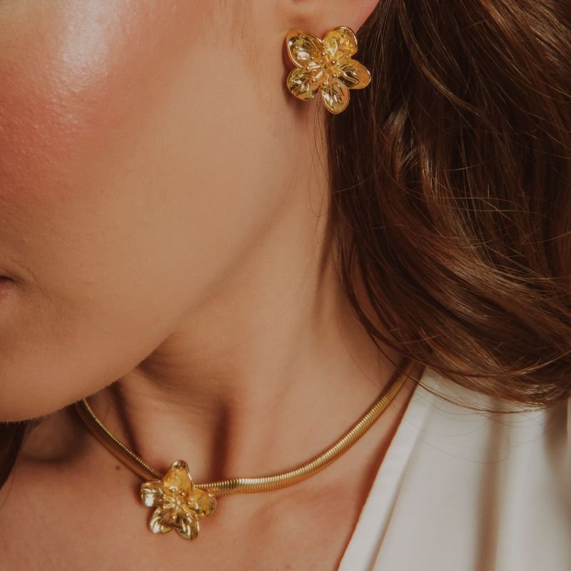 BRINCO FLOR G DOURADO FOLHEADO