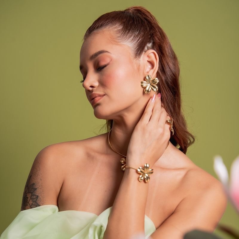 BRINCO FLORES BANHADO A OURO 18K