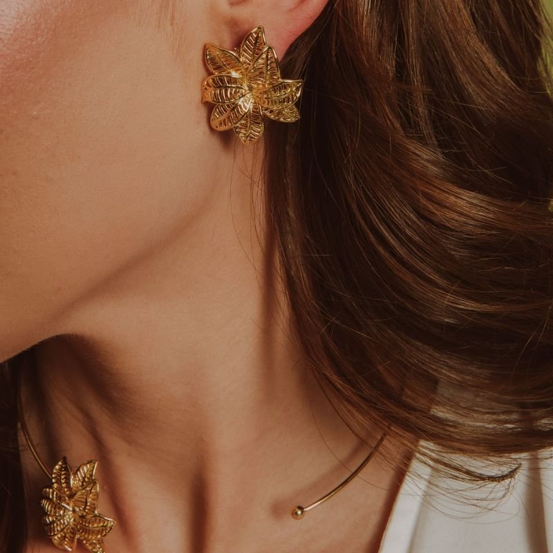 BRINCO FLOWER DOURADO FOLHEADO