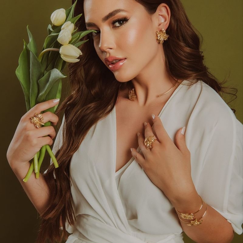 BRINCO FLOWER DOURADO FOLHEADO