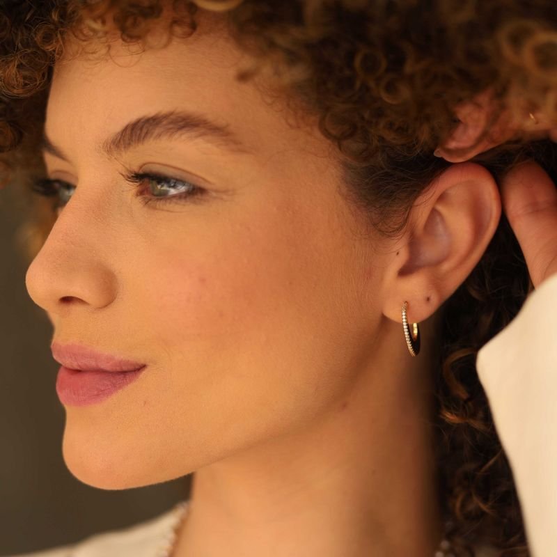 BRINCO FORMA DE C COM ZIRCONIA CRISTAL DOURADO FOLHADO