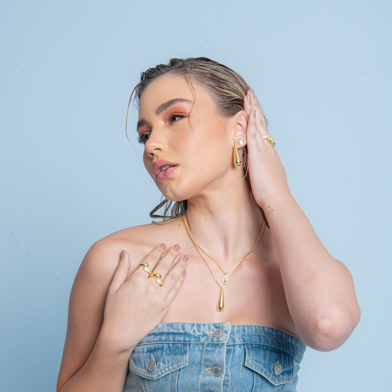 BRINCO GOTA ALONGADA BANHADO A OURO 18K