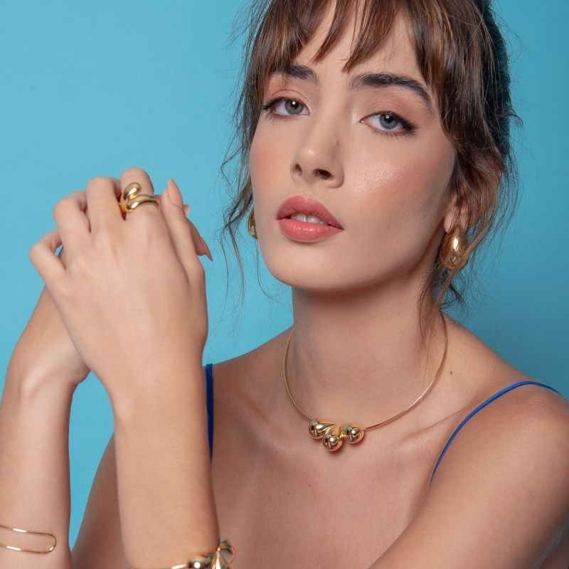 BRINCO GOTA GRINGA MAX ABAULADA ABS DOURADO FOLHEADO