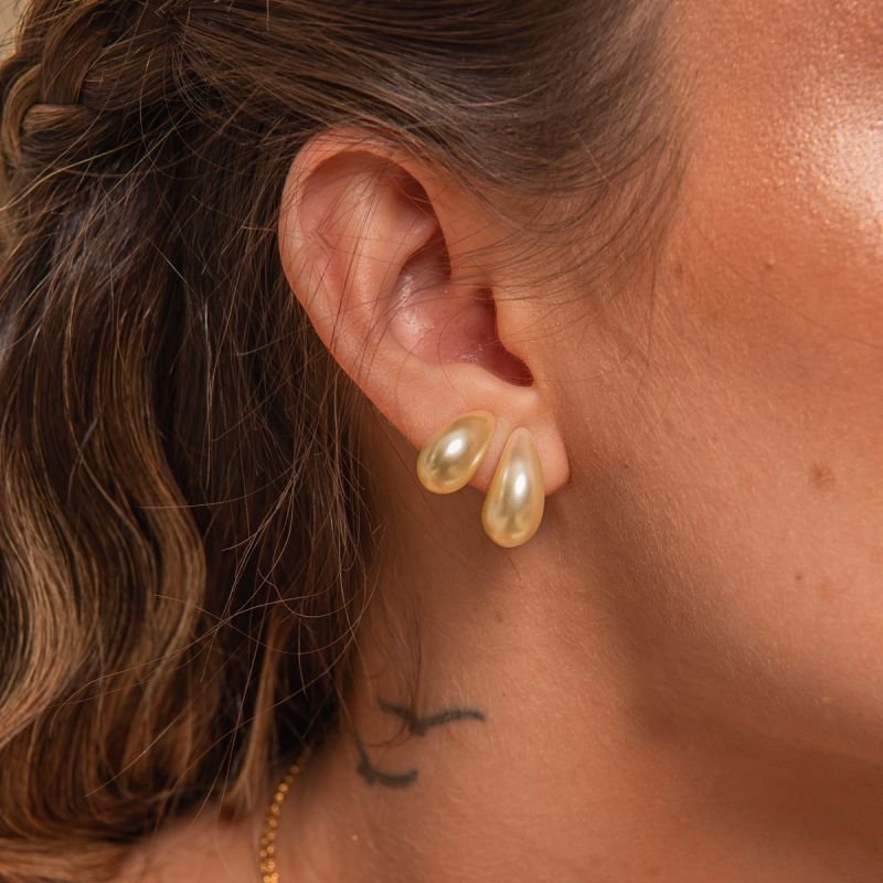 BRINCO GOTA HAILEY PÉROLA 16MM DOURADO FOLHEADO