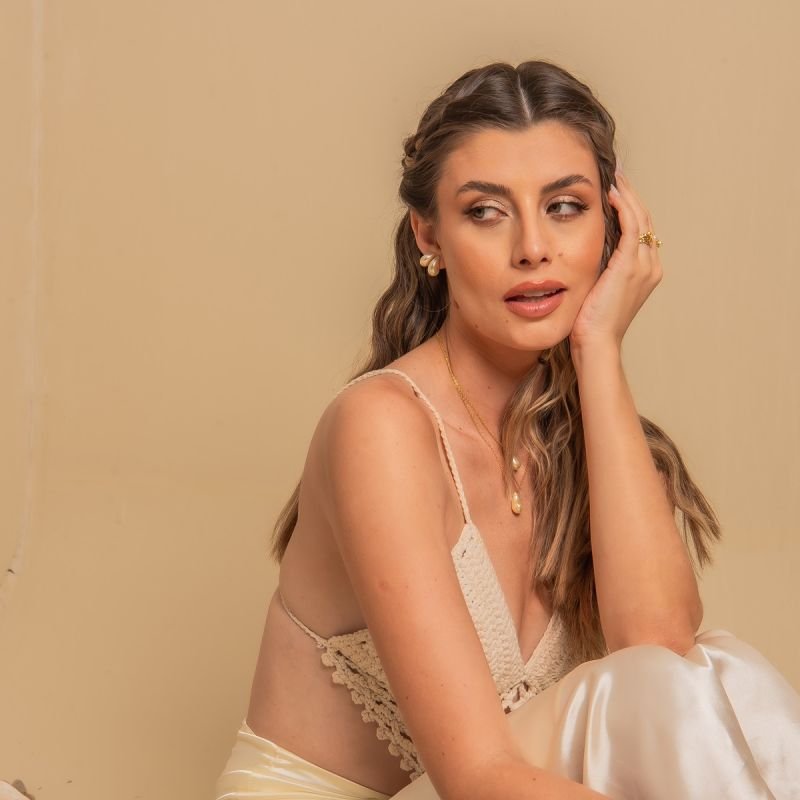 BRINCO GOTA HAILEY PÉROLA 16MM DOURADO FOLHEADO